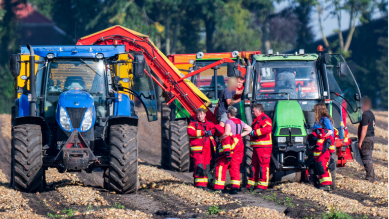 Man raakt met arm bekneld in machine op uienveld in Noordbroek