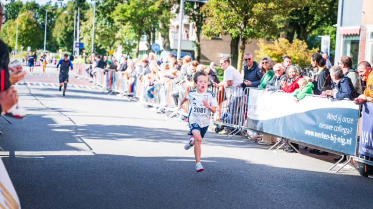 Jesper Bos wint Ouder-Kindloop tijdens 7km van Martenshoek