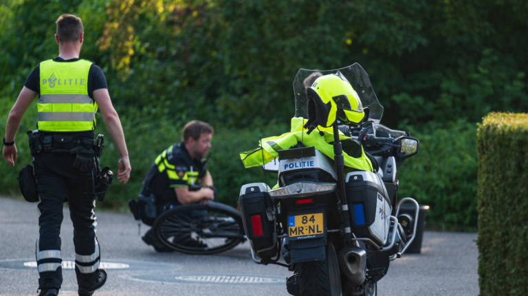 Jonge fietser bekneld na valpartij met fiets, Tjalk in Kropswolde
