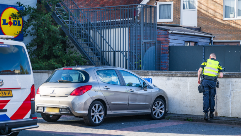 Vrouw rijdt met auto tegen muurtje bij Lidl in Sappemeer