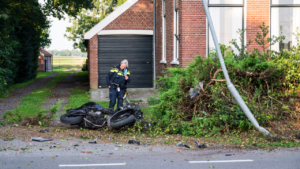Motorrijder gewond na aanrijding met lantaarnpaal in Sappemeer