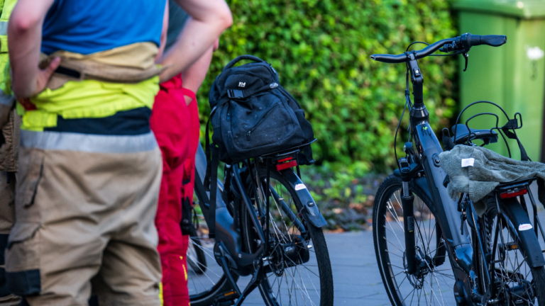 Jonge fietser bekneld na valpartij met fiets, Tjalk in Kropswolde