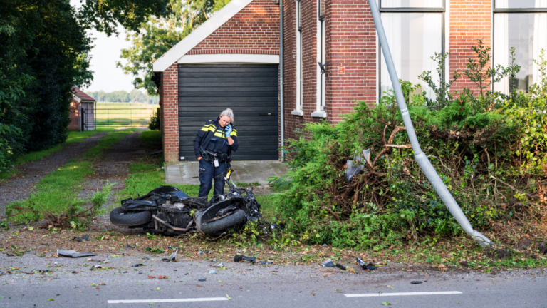 Motorrijder gewond na aanrijding met lantaarnpaal in Sappemeer