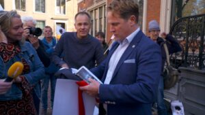 Petitie aanbieden aan Staatssecretaris van Defensie Gijs Tuinman