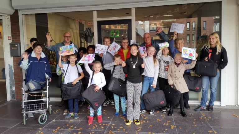 Uitreiking laptops bij computerbank Hoogezand