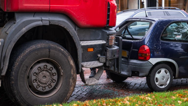 Vrachtwagen botst op auto op Noorderstraat in Sappemeer