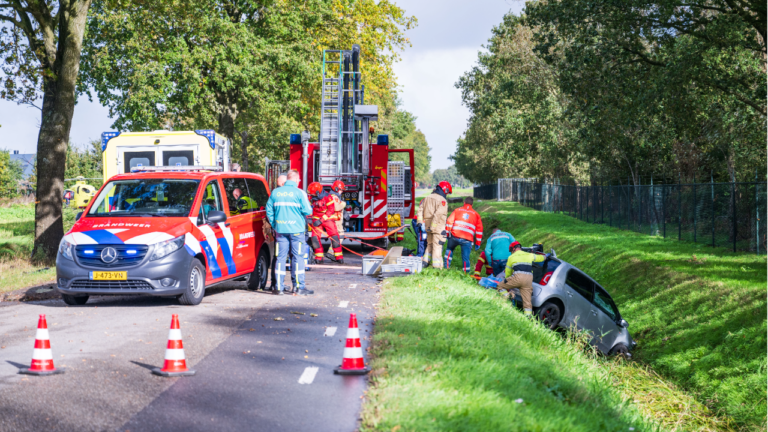 Auto botst op boom langs Botjesweg in Zuidbroek