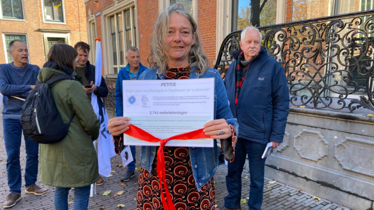 Patries van der Kamp met de petitie