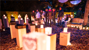Licht om te gedenken op 'De Stille Hof' in Hoogezand 2024