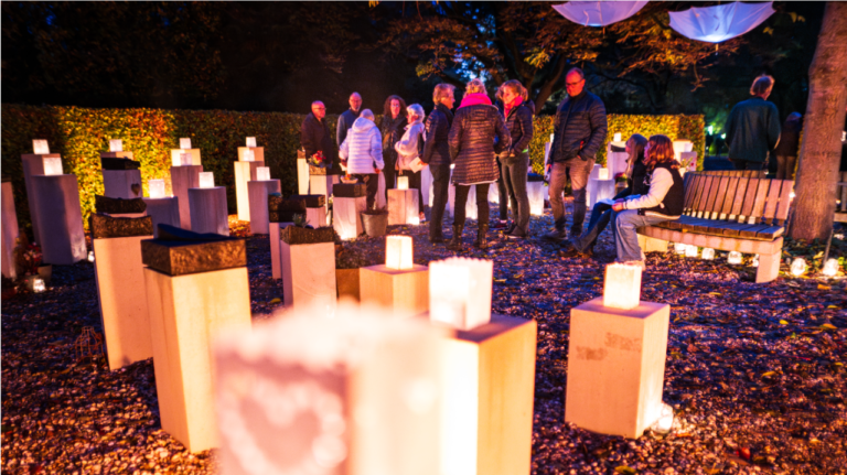 Licht om te gedenken op 'De Stille Hof' in Hoogezand 2024