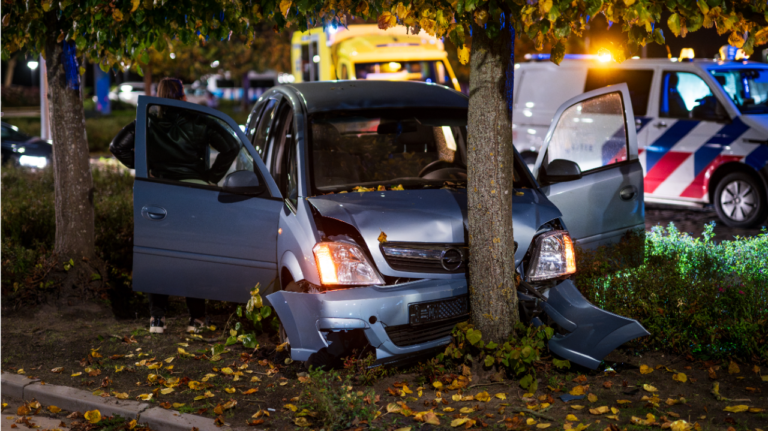 Automobiliste ramt boom op rotonde aan Abraham Kuypersingel in Hoogezand