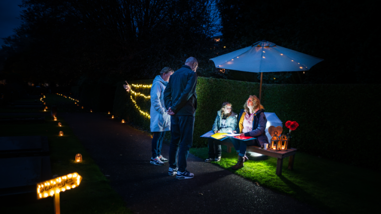 Licht om te gedenken op 'De Stille Hof' in Hoogezand 2024