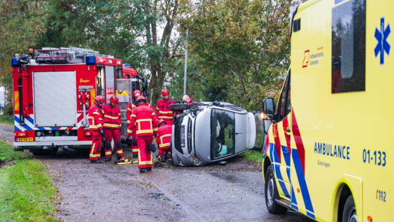 Automobilist belandt op zijkant na eenzijdige aanrijding in grensgebied tussen Tripscompagnie en Veendam