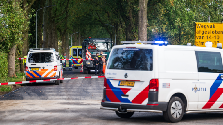 ongeval op Hoofdweg in Scharmer; persoon ernstig gewond na aanrijding met vrachtwagen