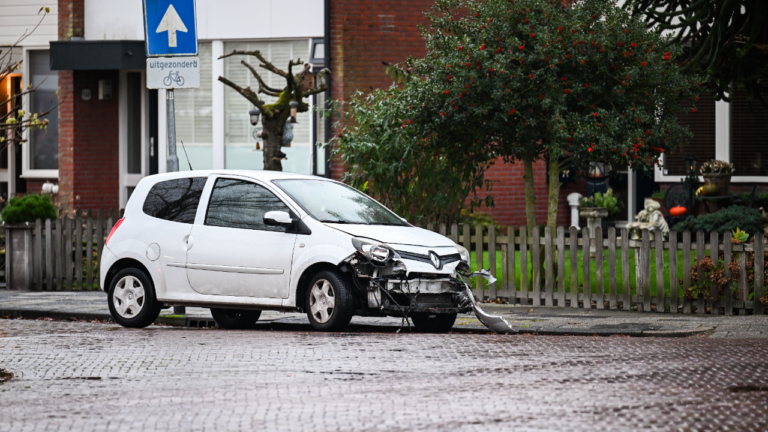 Auto’s botsen op kruising in Hoogezand; veel schade