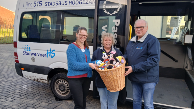 Stadsvervoer HS spaart knuffels voor speelgoedbank Amalia