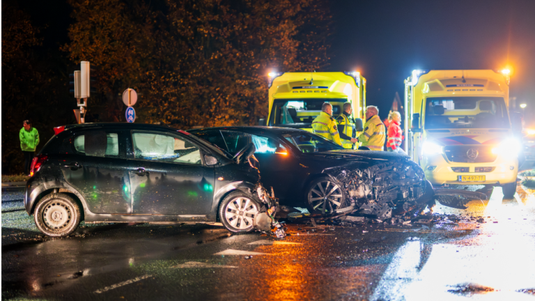 Taxi en maaltijdbezorger botsen op kruising in Kolham; één gewonde