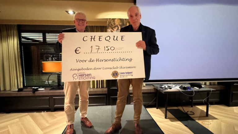Luuk Dekens (l) en  Gerard de Haan van de Lionsclub Skiramere Slochteren