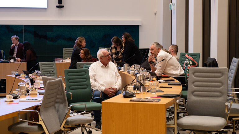 Motie van Wantrouwen - Schorsing raad - chaotisch