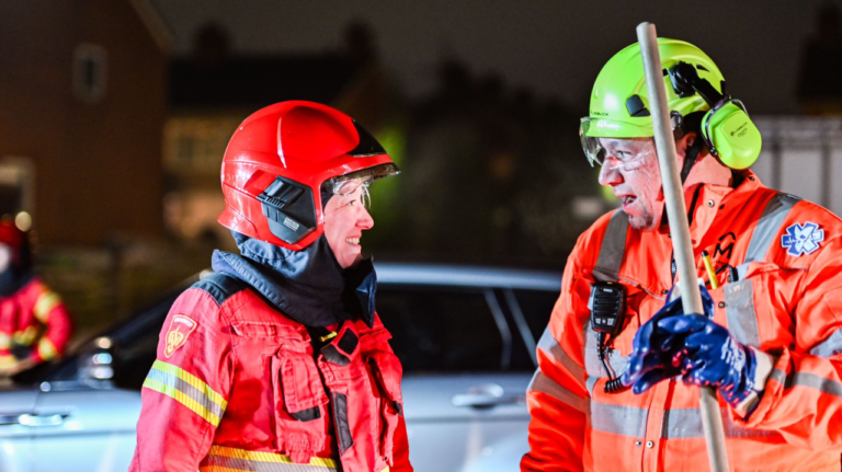 Burgemeester mee met Brandweer oudejaarsdag 24
