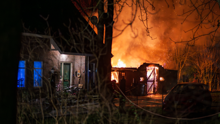 Meerdere explosies bij grote brand in schuur achter woning in Froombosch