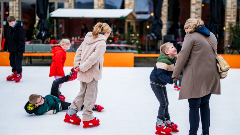 Kerstmarkt en ijsbaan bij winkelcentrum in Hoogezand