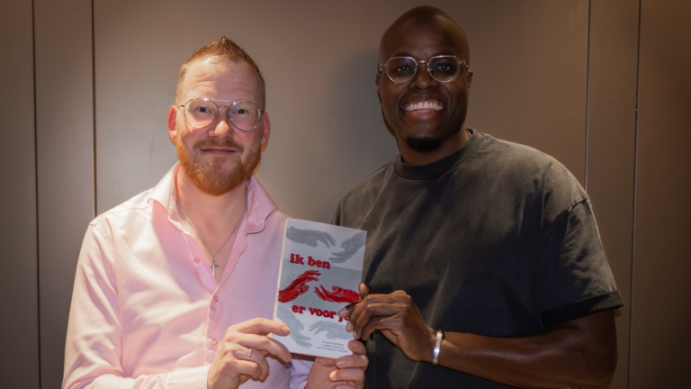 Uitreiking bundel rozeboom aan Jandino