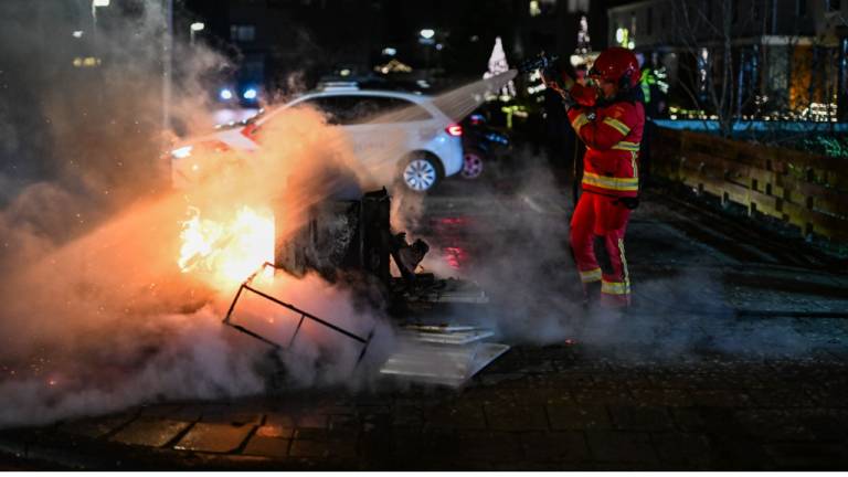 Oudejaarsavond, kruising Goudsbloemstraat met de Narcissenstraat in Sappemeer