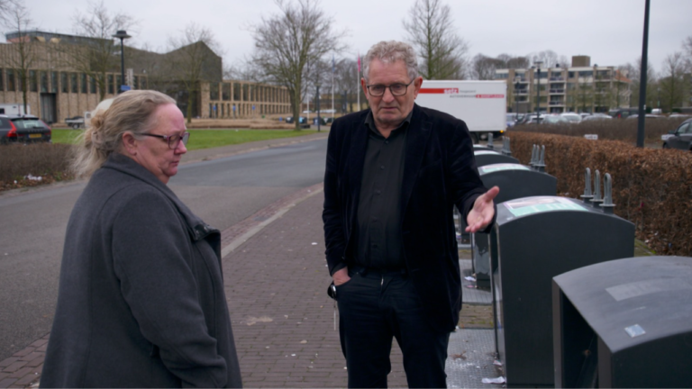 Wethouder Ploeger en Lesman SP bij afvalcontainers, gemeentehuis HS