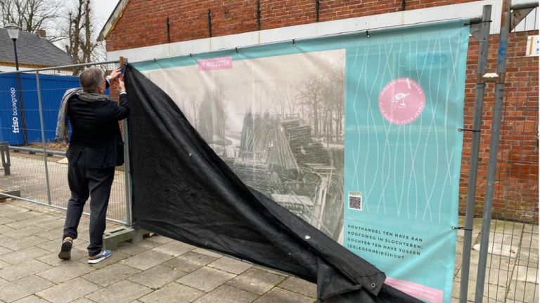bouwhekdoeken ‘Historisch Slochteren’. Deze bouwhekdoeken zijn in het kader van Leefbaarheid