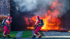 Twee auto’s verwoest door brand aan Boomgaard in Hoogezand; woning beschadigd
