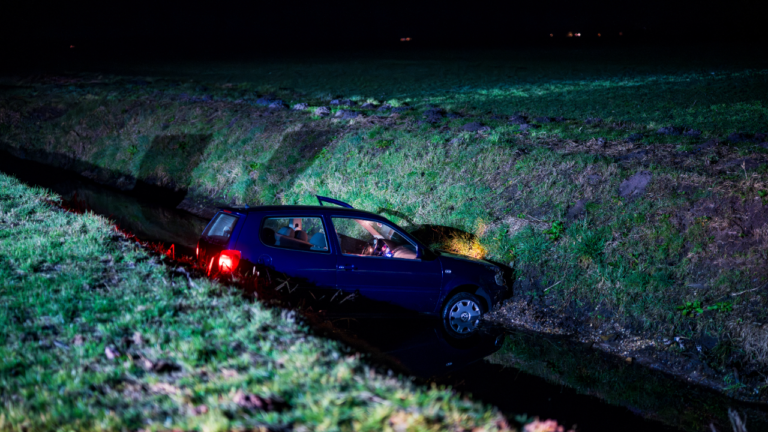 Auto schiet rechtdoor op Siepweg in Sappemeer