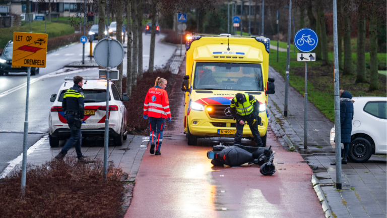 Aanrijding op de Klinker in Sappemeer, scooterrijder gewond geraakt.