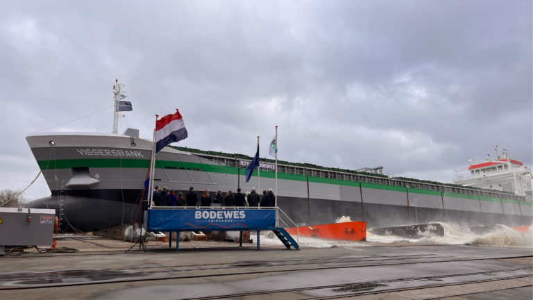 Vissersbank ter water gelaten bij royal Bodewes in Hoogezand