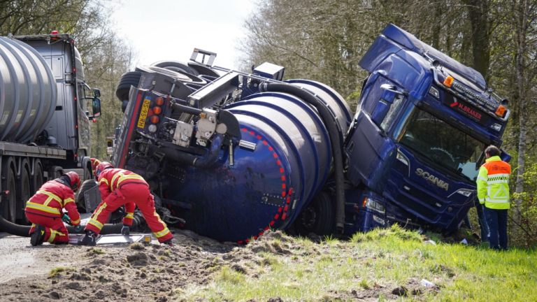 Een vrachtwagen geladen met mest geschaard en vervolgens gekanteld op N387 bij Schildwolde.