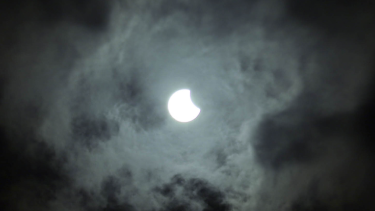 Gedeeltelijke zonsverduistering boven Hoogezand