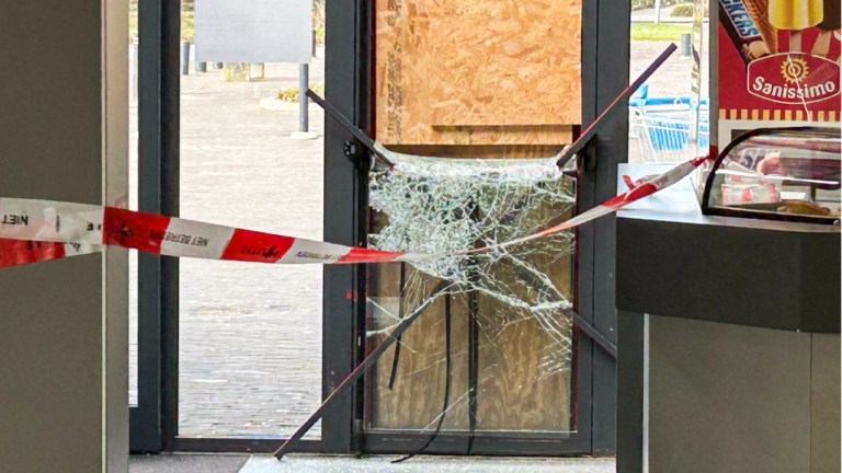 Inbraak telefoonwinkel Winkelcentrum De Hooge Meeren in Hoogezand
