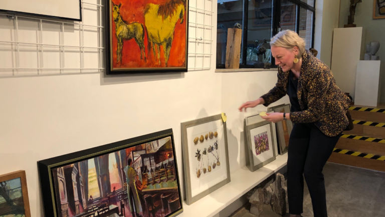 burgemeester Erica van Lente bij kunstuitleen