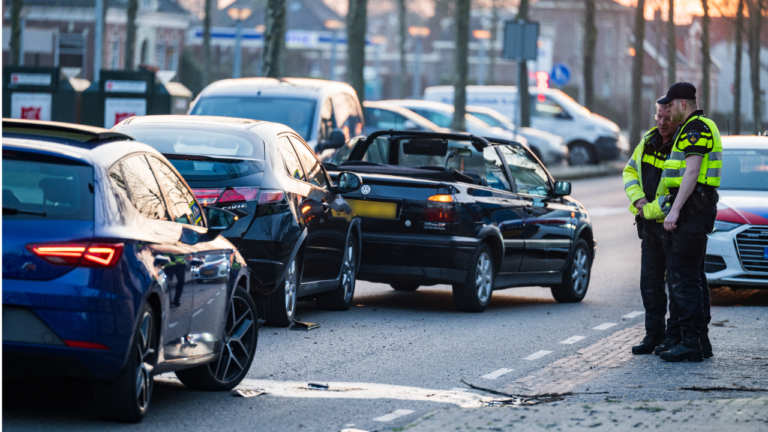 Kop-staartaanrijding op Hoofdstraat in Hoogezand