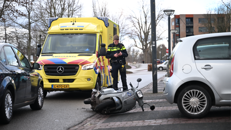 Ongeval scooter en auto, de Hooge Meeren Hoogezand