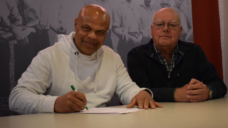 Marshall Pourier met naast hem Floran Scholten, voorzitter (ad interim).