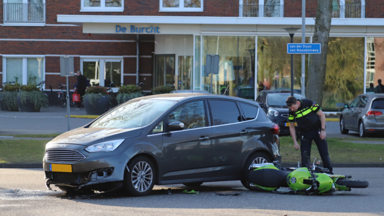 op de kruising van de Beukenlaan met de Van der Duyn van Maasdamweg in Hoogezand. Ongeval met auto en motor.