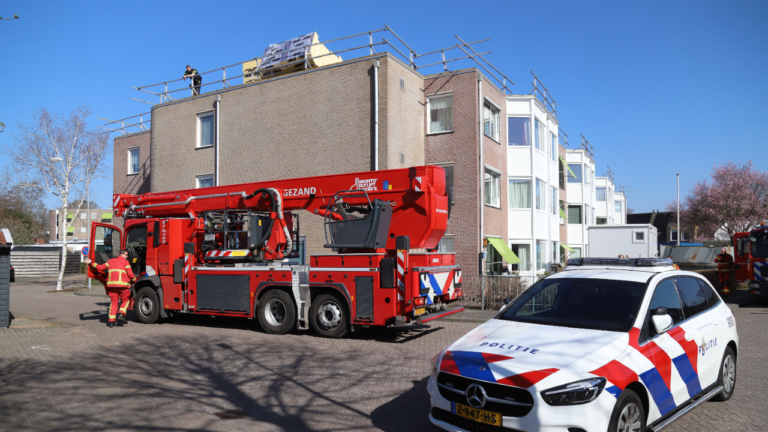isolatieplaten op het dak van woonzorgcentrum Voor Anker in Hoogezand veilig gesteld door brandweer