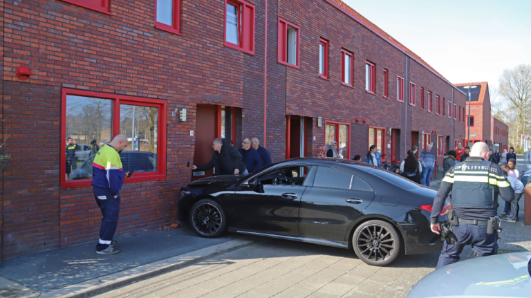 Auto tegen gevel, Schermerhornring in Hoogezand