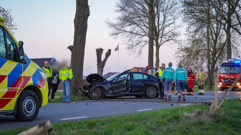 Auto tegen boom, Oudeweg (N987) vlak buiten Siddeburen