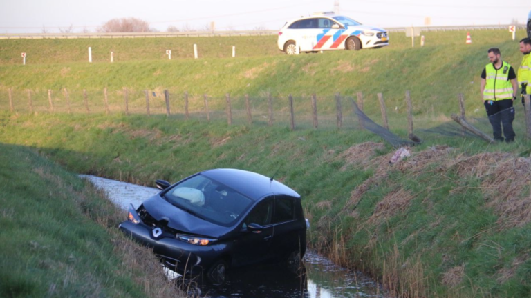 Auto te water op het knooppunt Zuidbroek A7