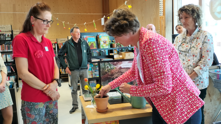 Wethouder Hoesen opent zadenbibliotheek