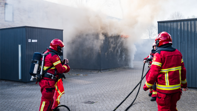 Brand in twee schuurtjes aan de Leliestraat in Sappemeer