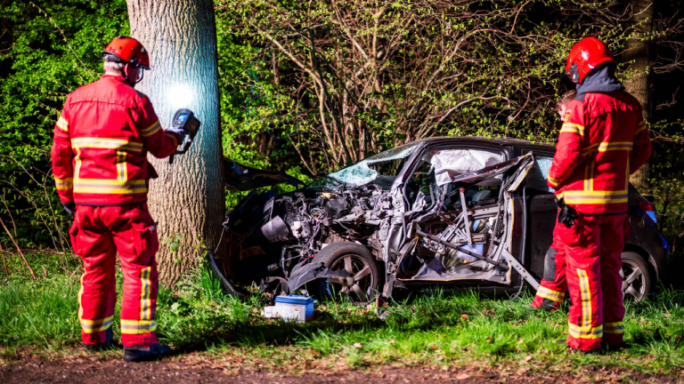 Auto en een tractor botsen op de Sappemeersterweg in Noordbroek.