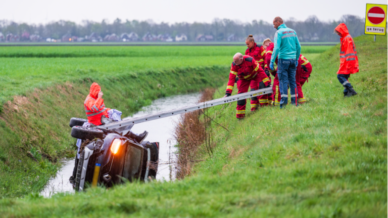 Auto in sloot langs afrit A7 bij Kolham